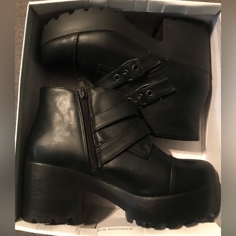 X2B Hayden Platform Ankle Boots Size 8
